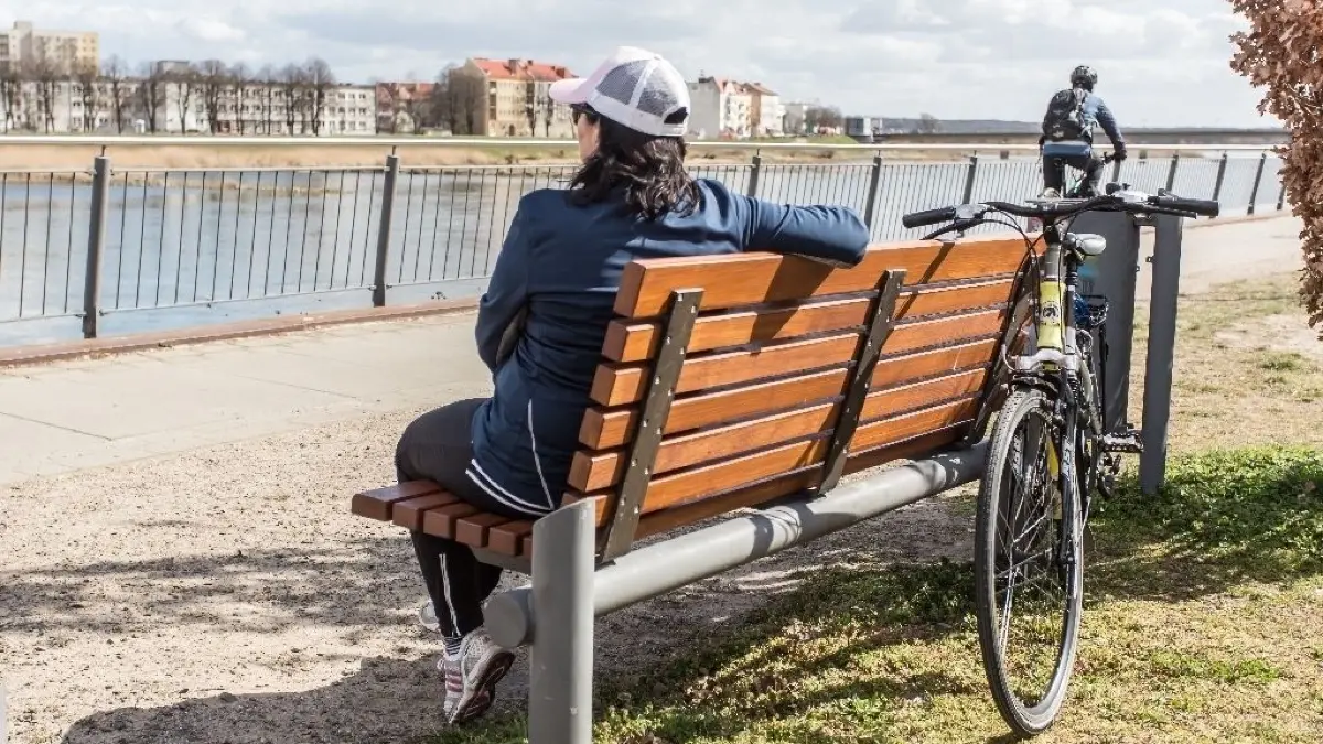 Sitzgelegenheit an der Oderpromenade in Frankfurt (Oder): Fahrradtouren - allein oder in Familie - bleiben weiterhin erlaubt. Das ausgiebige Verweilen auf einer Parkbank ist laut Eindämmungsverordnung dagegen nicht gestattet.
Dutzende Bänke laden in Frankfurt zum verweilen ein, nur jetzt darf man das nicht.