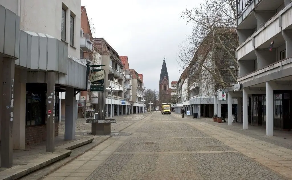 Trostlos und leer: Wie in der Großen Scharrnstraße in Frankfurt (Oder) sieht es immer häufiger in deutschen Innenstädten aus.