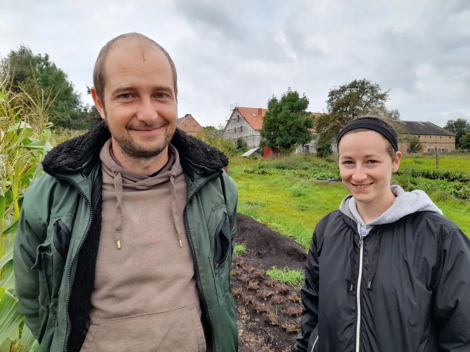 Klaus und Sandra Becker von der Storchenschmiede in Linum bieten jetzt auch erntefrisches Gemüse im Hofverkauf an.