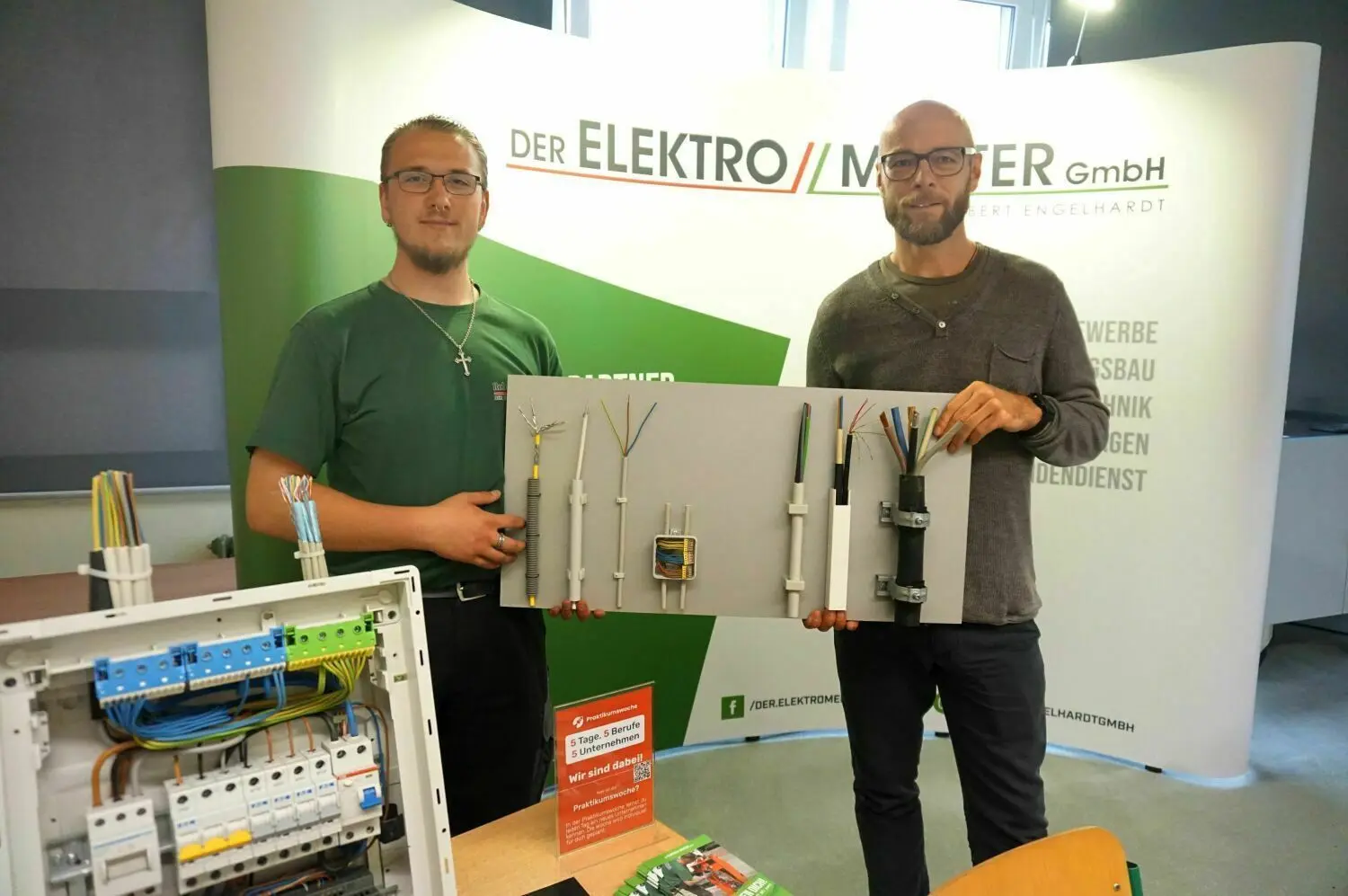 Auszubildender Laurent Rappe und Elektromeister Robert Engelhardt (re.) aus Bernau suchen gemeinsam neue Lehrlinge. Sie waren Aussteller des jüngsten Berufemarktes im Barnim.
