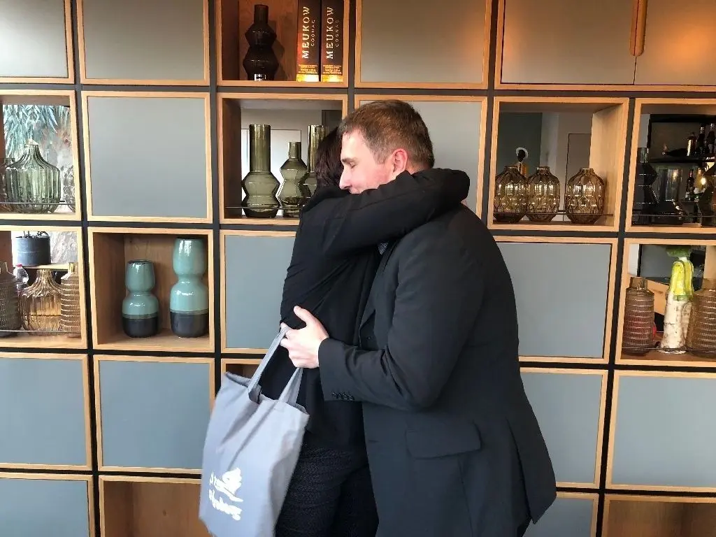 Umarmung nach dem Besuch in Kfar Yona: Shoshi Kahalon Kidor und Alexander Laesicke