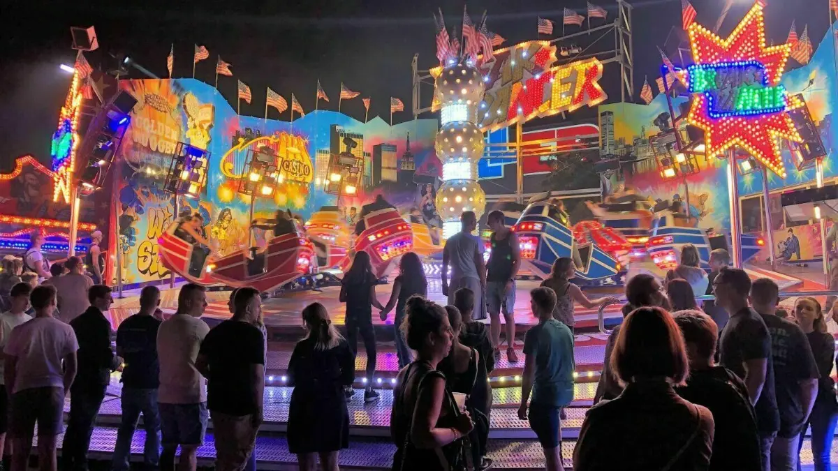 Abendliches Farbenspiel: Eine Stunde vor dem heftigen Unwetter vergnügen sich Besucher des Stadtfestes am Sonnabend auf dem „Breakdancer“.
Eisenhüttenstadt. Stadtfest. Breakdancer. 27.08.2022. Foto: Janet Neiser
Einverständnis für Veröffentlichung wurde mündlich erteilt.