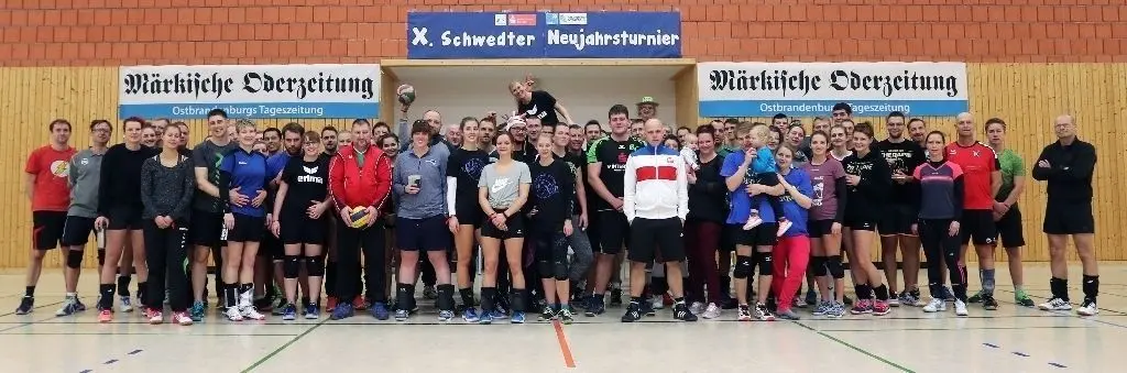 Wir sind fit fürs neue Sport-Jahr: 70 Frauen und Männer spielten am 1. Januar in der Dreiklang-Sporthalle Volleyball.