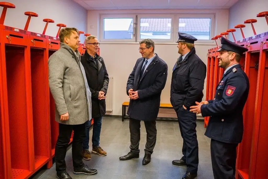 Im neuen Gebäude: Frank Steffen, Sven Wiebicke (Stadtverordneter), Uwe Schüler, Alexander Voigt und Rico Weißbach (v. l.).