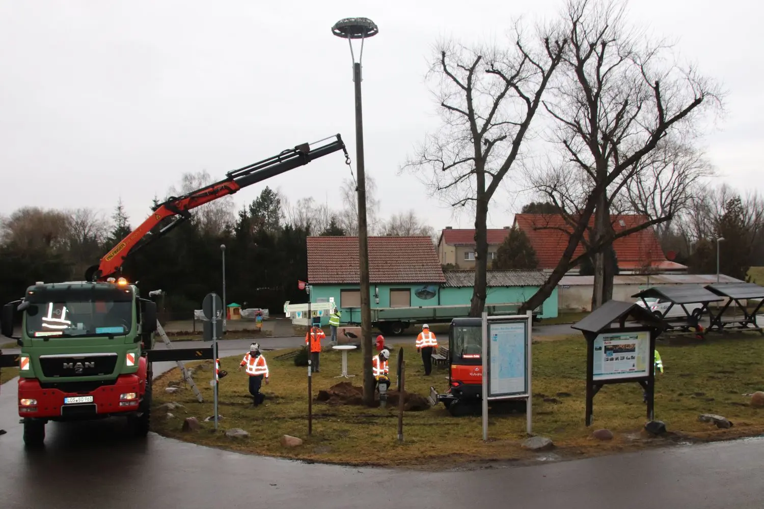 Am Oderdamm in Aurith: der neue Sitz für einen Storch ist fast gerichtet. Der Mast ist elf Meter hoch.