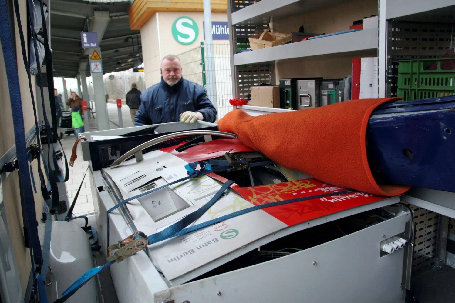 Im Dezember 2014 wurde schon einmal ein Fahrkartenautomat auf dem S-Bahnhof Möchmühle gesprengt.