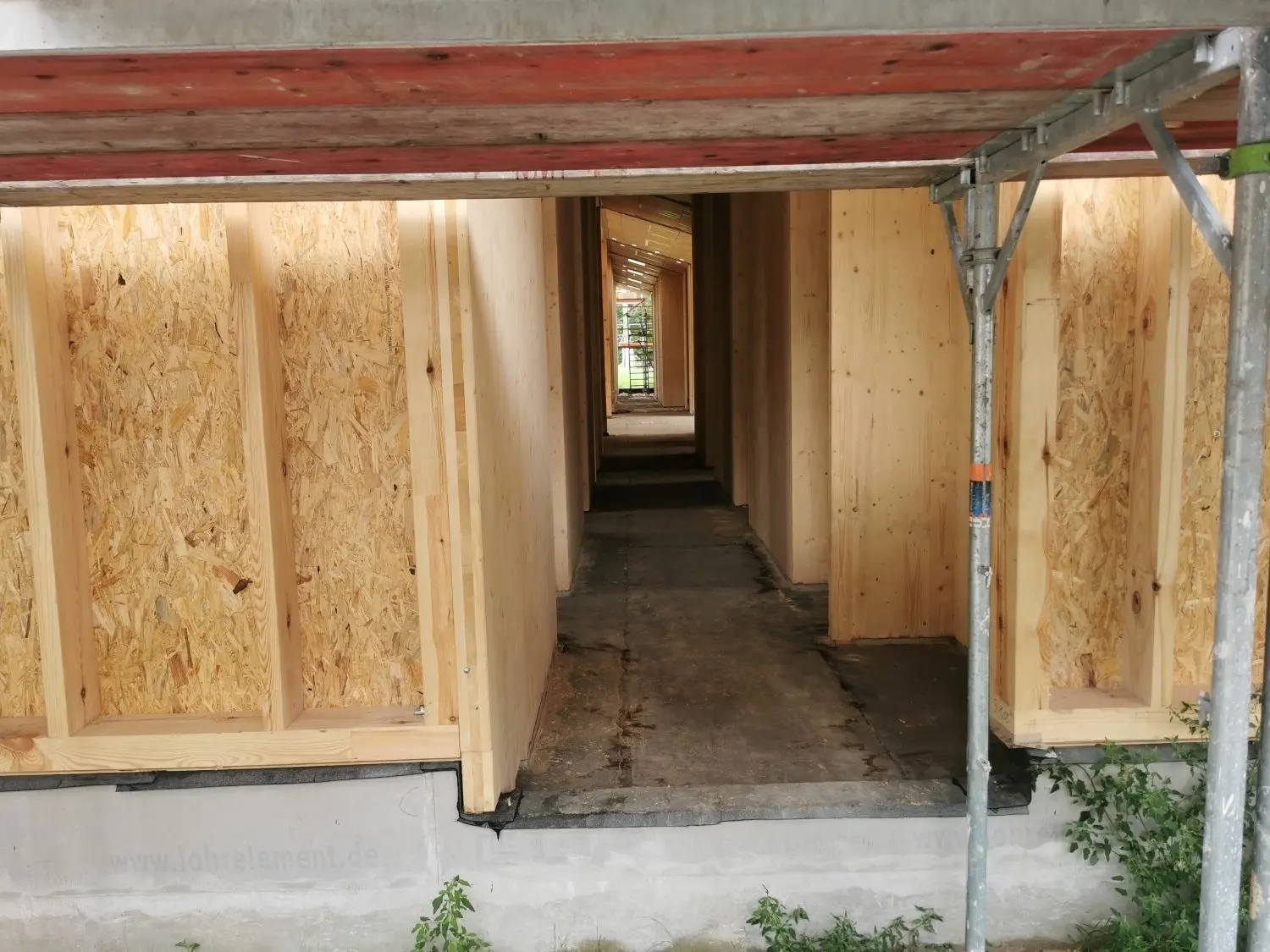 Gut zu erkennen: Der Neubau besteht aus Holz-Teilen, die vor Ort zusammengefügt werden.
