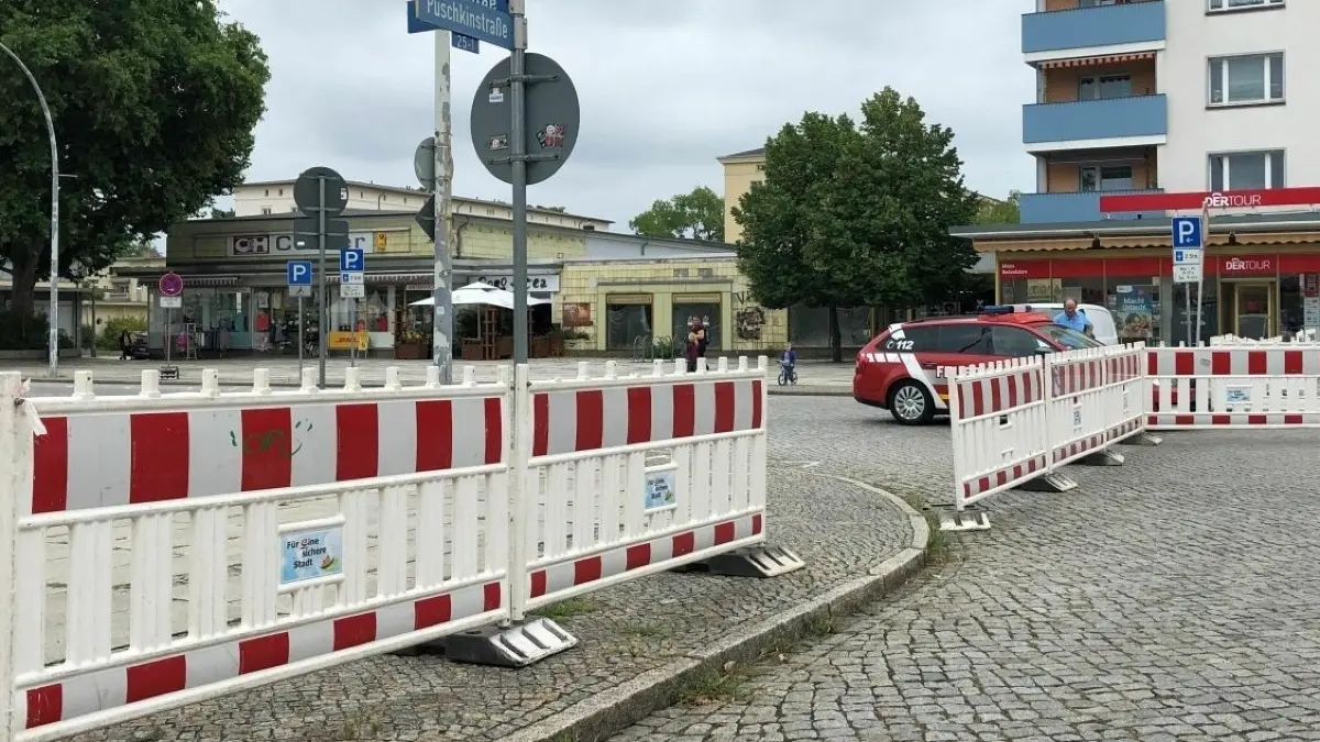 Zum Stadtfest in Eisenhüttenstadt gibt es wieder zahlreiche Sperrungen – auch in der Lindenallee (hier zum Stadtfest 2022). Los gehen die Einschränkungen bereits einige Tage vor der Party.
Eisenhüttenstadt 2022-08-23. Sperrung in der Lindenallee