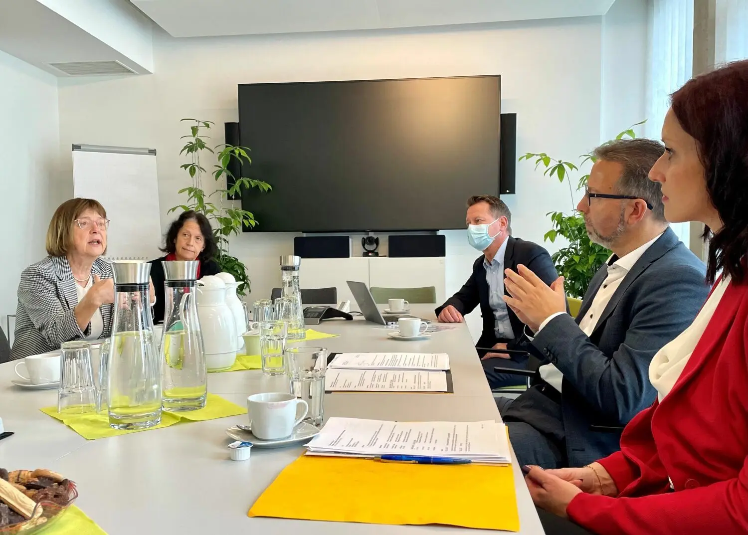Zu einem Arbeitsgespräch kam am Donnerstag Brandenburgs Sozialministerin Ursula Nonnemacher nach Hohen Neuendorf. Die Ministerin besuchte die Seniorenlotsin der Stadt, Sabrina Bethke, und kam im Rathaus mit Landrat Alexander Tönnies und Bürgermeister Steffen Apelt ins Gespräch.