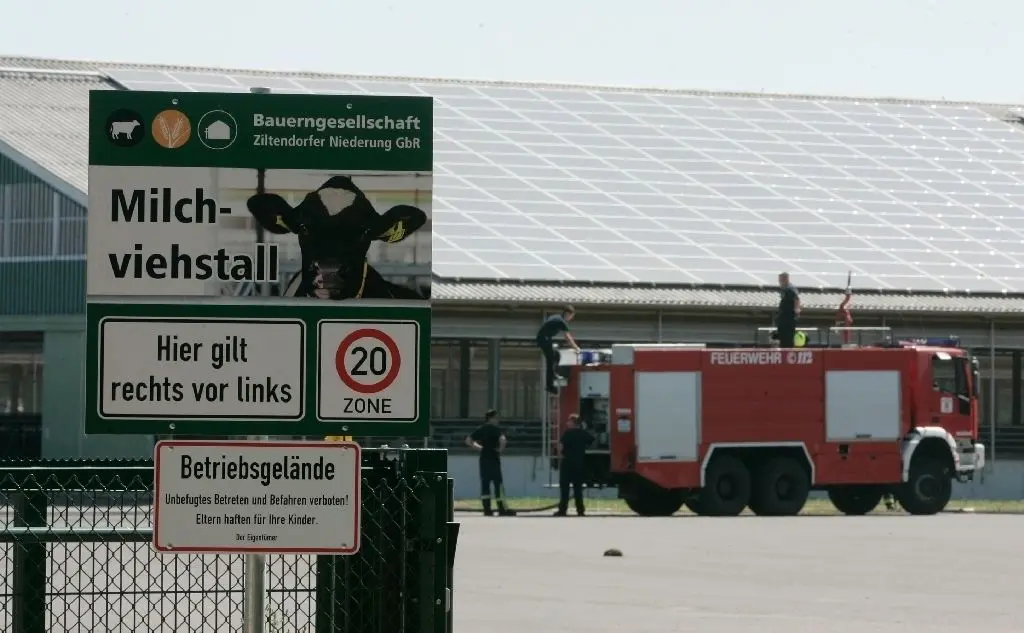 Schwerpunkt: Die Milchviehanlage wurde von Feuerwehrleuten besonders abgesichert und geschützt.