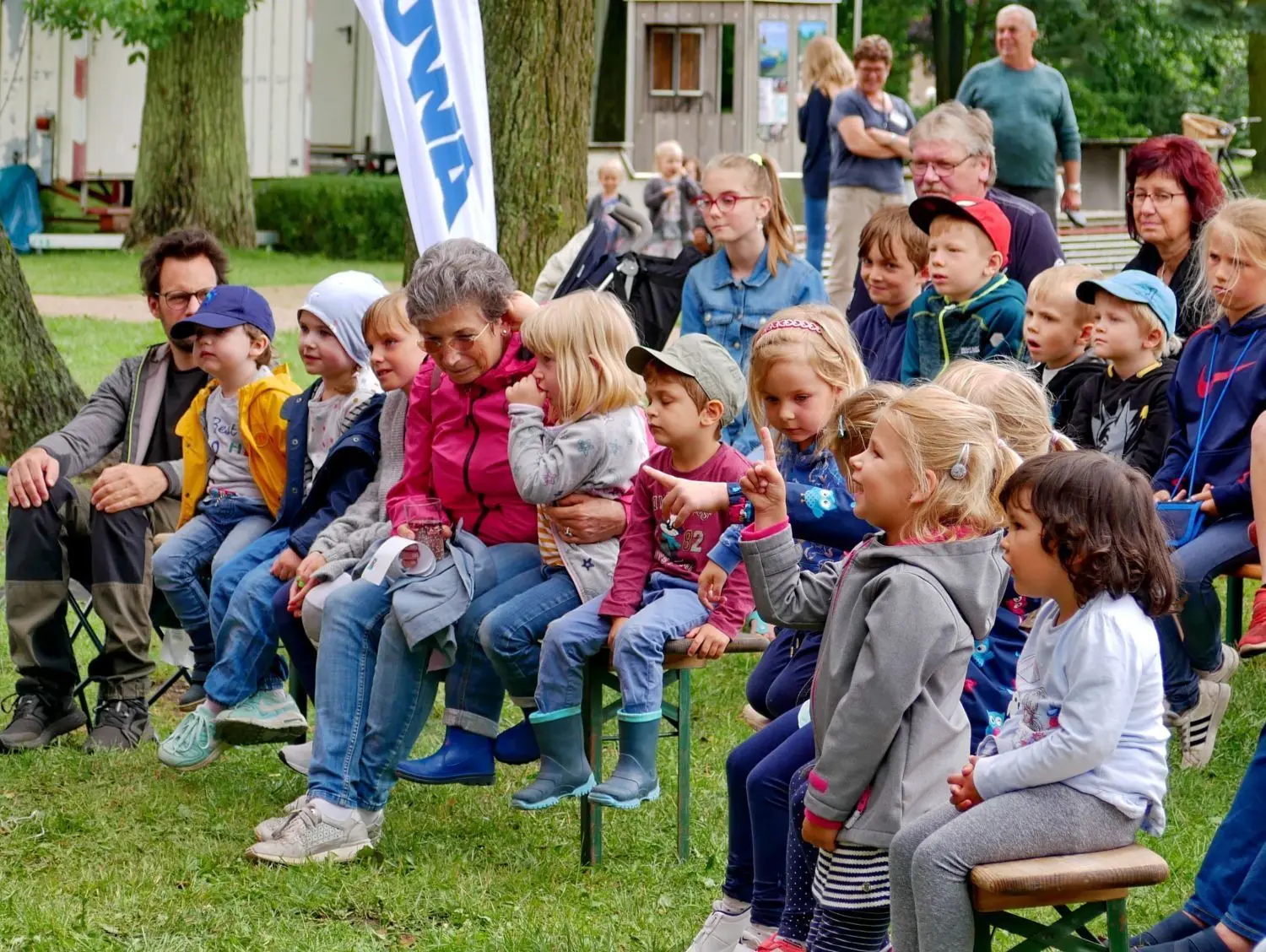 Begeistert gingen die Jungen und Mädchen beim Feuerwehrspiel der Lindenberger Marionettenbühne mit.