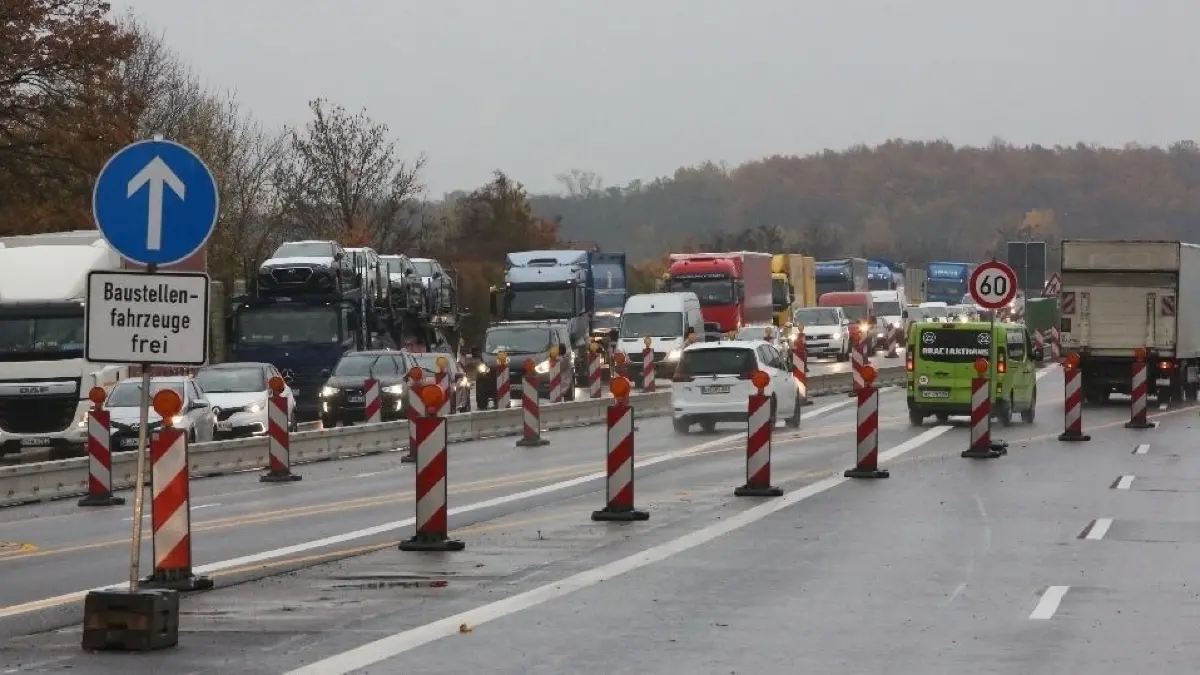Nadelöhr Autobahn: Über die Mühlenfließbrücke geht es derzeit nur mit Einschränkungen. Viele Autofahrer umfahren den Abschnitt über Erkner.
18.11.2019 Rückstau auf dem Berliner Ring vor der Rüdersdorfer Mühlenfließbrücke in Richtung Erkner