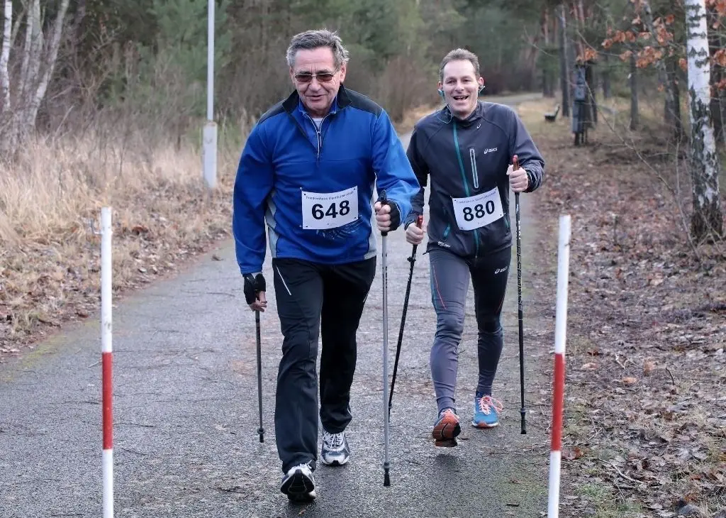 Spurt um Platz 2 unter den Walkern: den gewinnt hier nach 48:21 Minuten Hartmut Krüger (M 65/links) gegen Tim Schünemann (M 50)