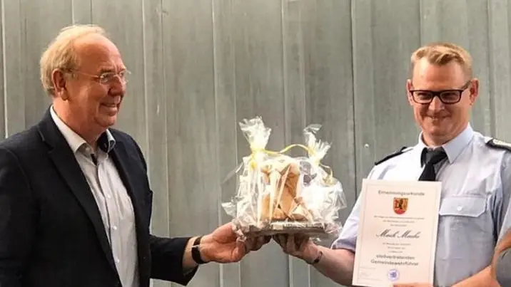 Maik Mache ist jetzt stellvertretener Gemeindebrandmeister. Es gratuliert Bürgermeister Bernd-Christian Schneck.