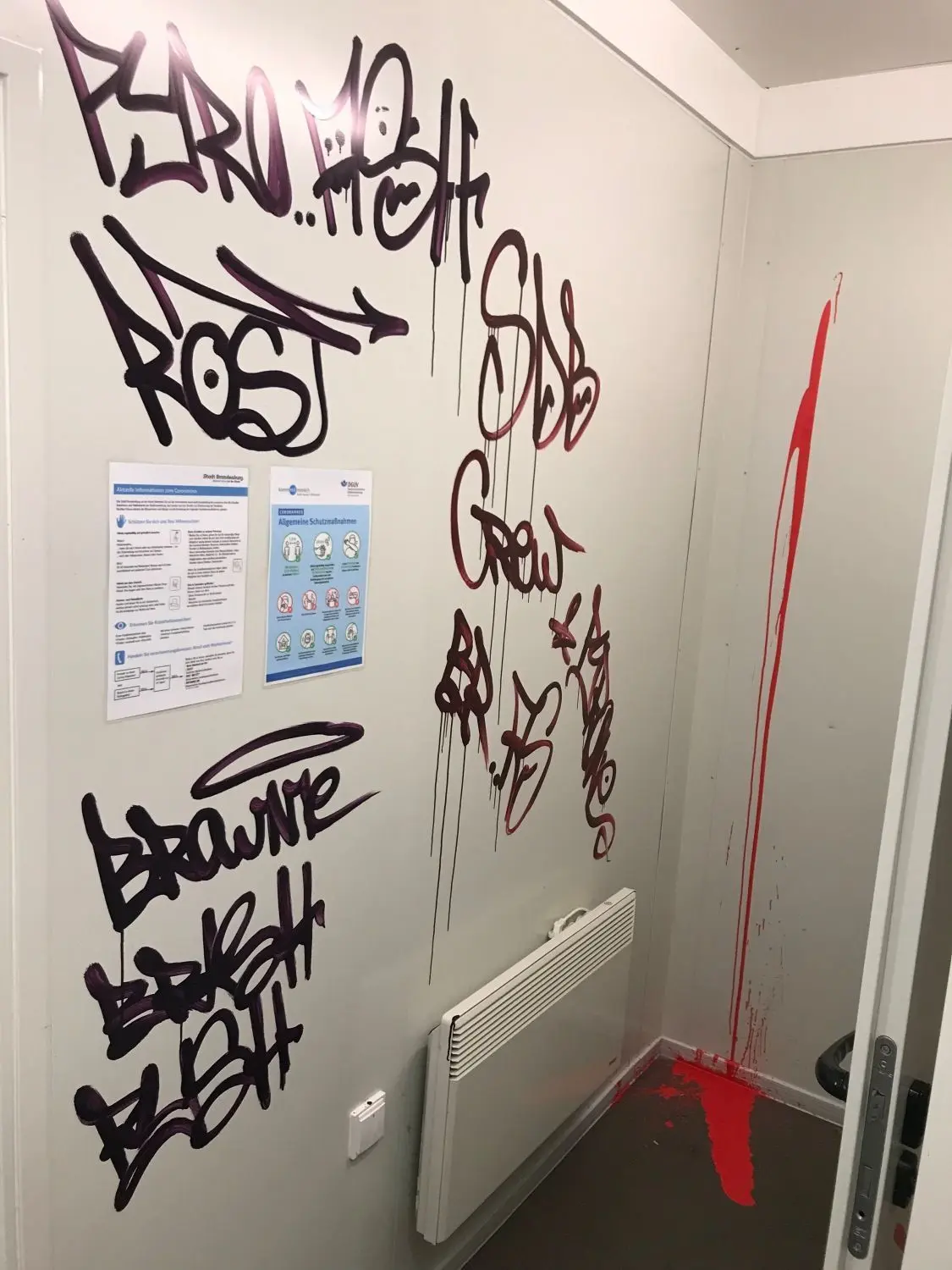Beschmiert und dicke Farbkleckse im Toilettencontainer auf dem Marienberg in Brandenburg.