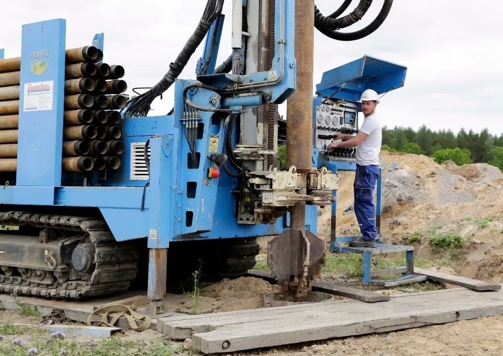 Hundert Meter tief: Michael Mettke von der Firma Brunnenbau Gesche aus Lebus bohrt einen Brunnen für einen Agrarbetrieb.