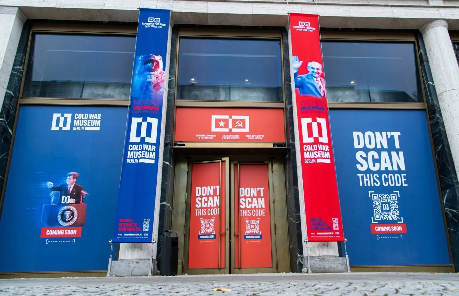 Verrätselnder Auftritt: die Fassade des Cold War Museums auf dem Boulevard Unter den Linden in Berlin-Mitte