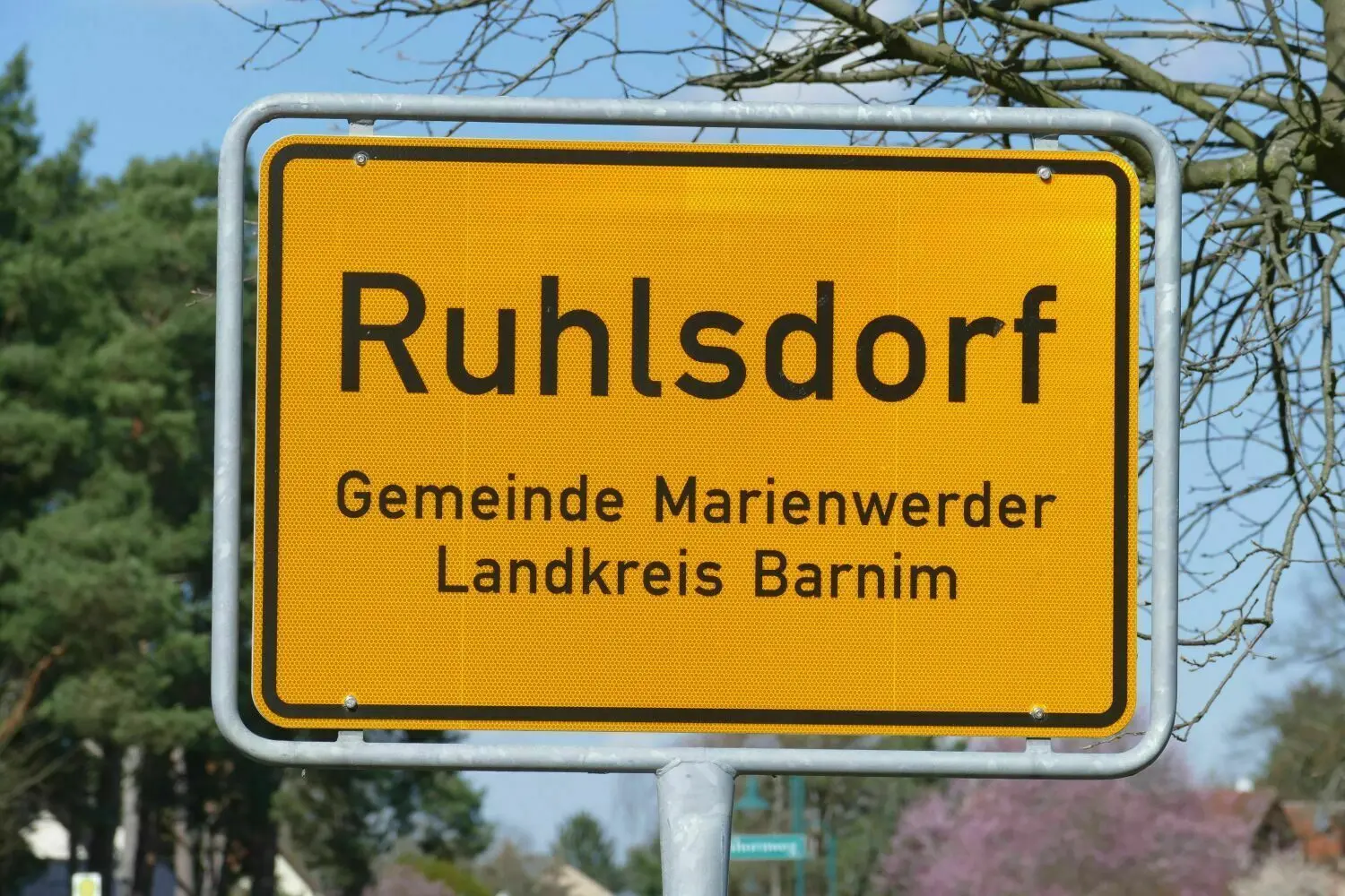 Ortsschild von Ruhlsdorf - an den Seen des Ortes geht es im Sommer wild zu.