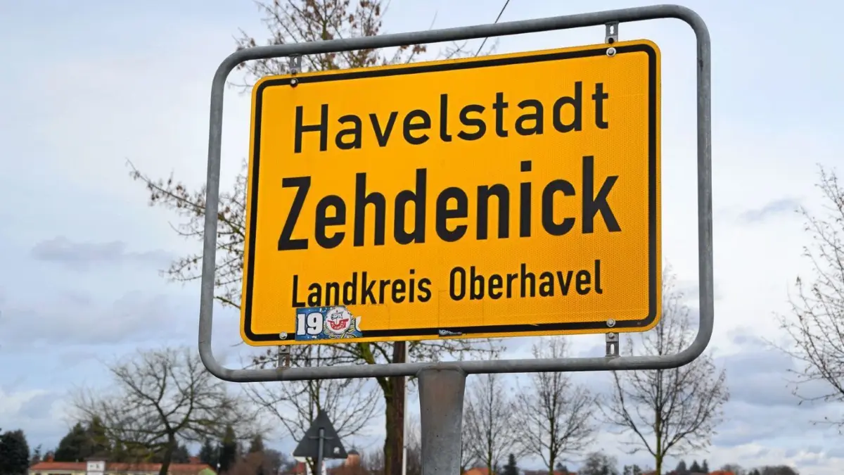 Fünf solcher Schilde wurden gestohlen.
Zehdenick Ortseingangsschild, Ortsschild