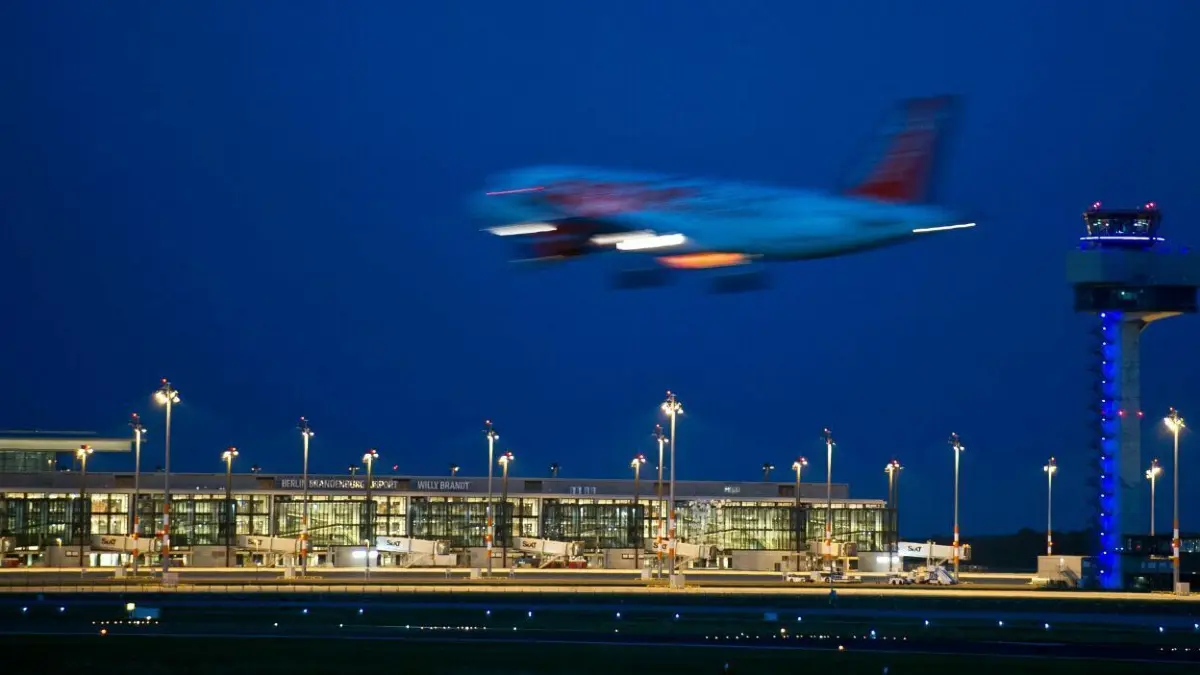 Nachflüge am BER: Ein Passagierflugzeug der britischen Fluglinie EasyJet landet am Flughafen Schönefeld.
Ein Passagierflugzeug landet neben dem hell erleuchteten Berlin Brandenburg Airport Willy Brandt (BER) am Dienstagabend (14.08.2012) in Schönefeld (Dahme-Spreewald). Am kommenden Donnerstag (16.08.2012) findet eine weitere Aufsichtsratssitzung der Flughafengesellschaft Berlin Brandenburg statt. Foto: Patrick Pleul dpa/lbn ++ +++ dpa-Bildfunk +++