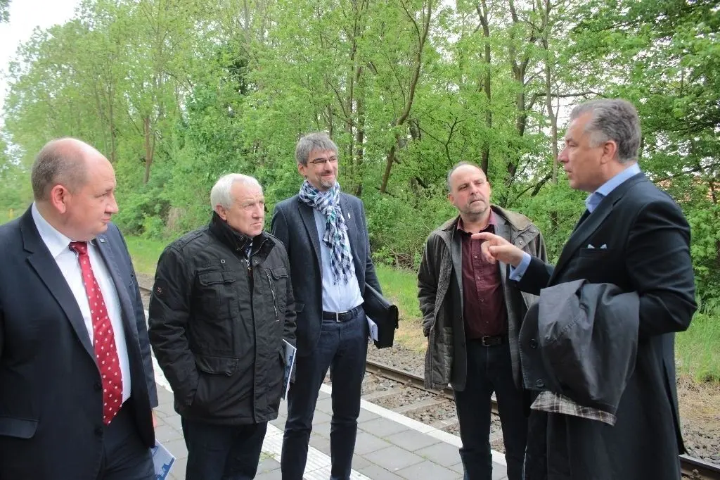 Am Ostbahnhof in Werbig: Christian Ehler (r.) war gemeinsam mit Robert Radzimanowski von der IHK (v.l.), Gusow-Platkows Bürgermeister Karlheinz Klein, Golzows Bürgermeister Frank Schütz sowie Jörg Schleinitz vom Landkreis mit der Bahn angereist.