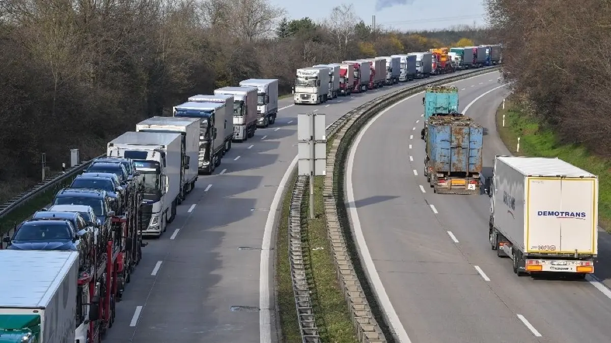 Lange Staus in Richtung polnischer Grenze: Wegen der scharfen Kontrollen des Nachbarlandes bildeten sich auf der Autobahn 12 eine bis zu 15 Kilometer lange Schlange.
16.03.2020, Brandenburg, Frankfurt (Oder): Lastwagen stauen sich auf der Autobahn 12 vor dem deutsch-polnischen Grenzübergang. Polen hat seit Sonntagmorgen wegen der Corona-Krise für alle Ausländer die Grenzen geschlossen. Polnische Staatsbürger dürfen zwar weiterhin einreisen, müssen aber in Quarantäne. Foto: Patrick Pleul/dpa-Zentralbild/dpa +++ dpa-Bildfunk +++
