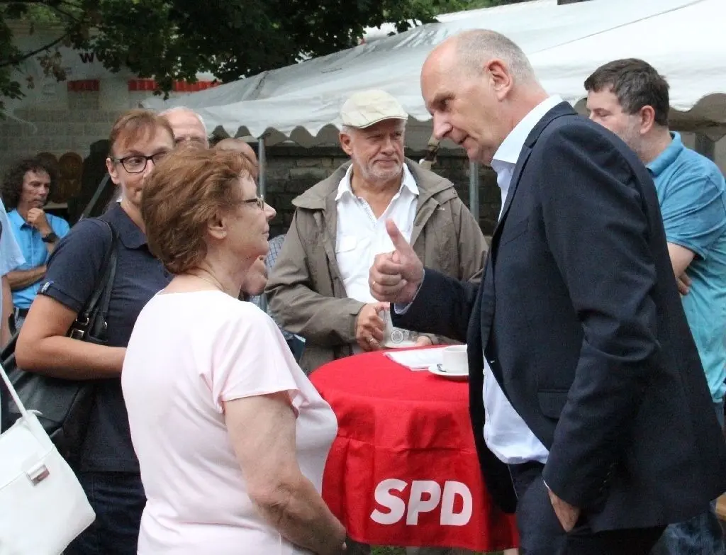 Direkter Kontakt: Dietmar Woidke im Gespräch mit Bärbel Gesell von der Volkssolidarität Strausberg. Mancher musste lange warten, bis er an die Reihe kam.