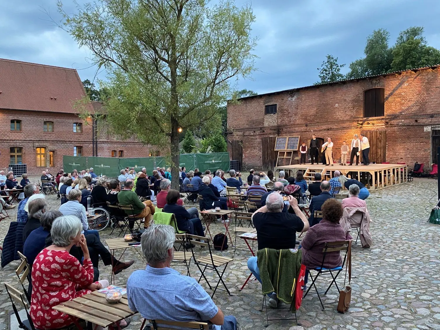 Beliebtes Ziel: Theater auf dem Domänenhof des Schlossgutes Altlandsberg