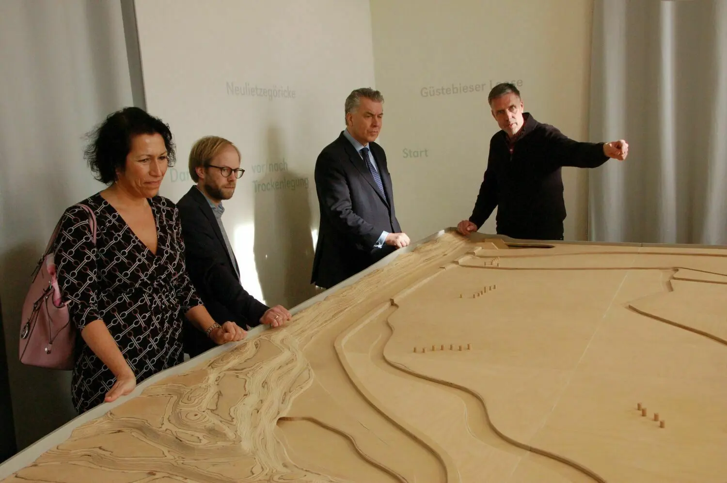 Oderbruch als Murmelbahn: Die Landtagsabgeordnete Kristy Augustin (CDU), Tobias Hartmann von der Koordinierungsstelle Europäisches Kulturerbe des Oderbruch-Museums, der Europa-Abgeordnete Christian Ehler (CDU) und Kenneth Anders, Leiter des Programmbüros vom Oderbruch-Museum (v. l).