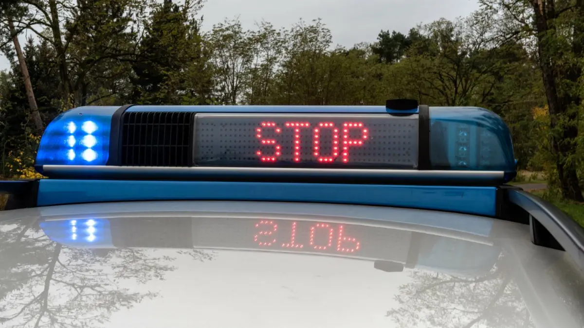 Aufforderung ignoriert: Das Stopp-Signal der Bundespolizei hat ein polnischer Autodieb am Dienstagmorgen (3.7.) auf der A15 im Spreewald nicht befolgt. Er floh, kam jedoch nicht weit. (Symbolfoto)
Polizei Symbolfoto
