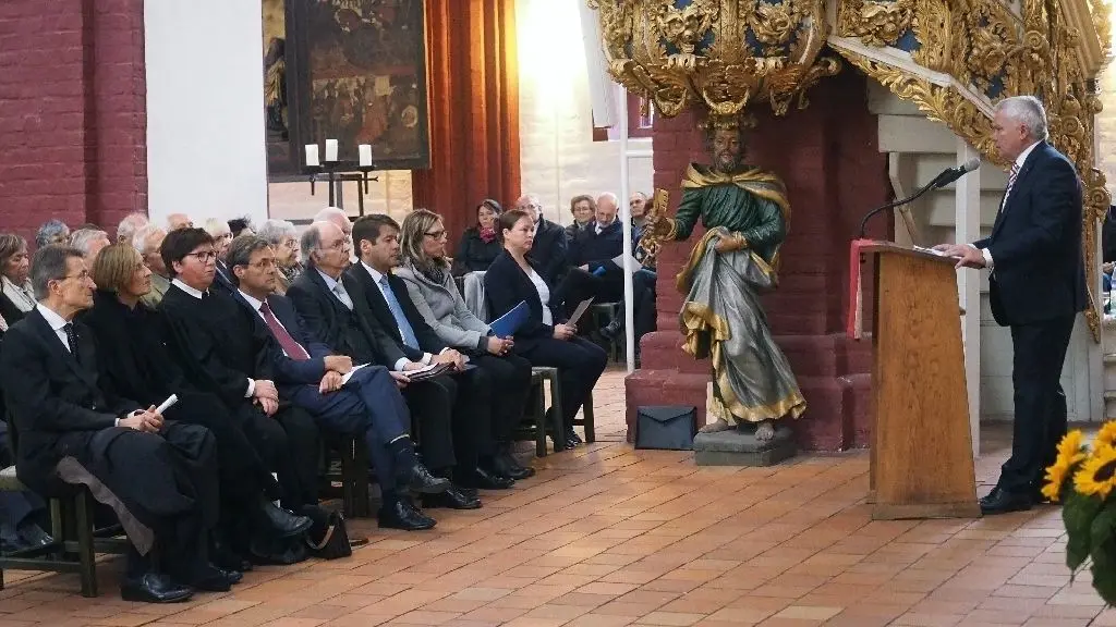 Rotary Präsident Volker Podzimek konnte im Brandenburger Dom zahlreiche und prominente Gäste begrüßen.