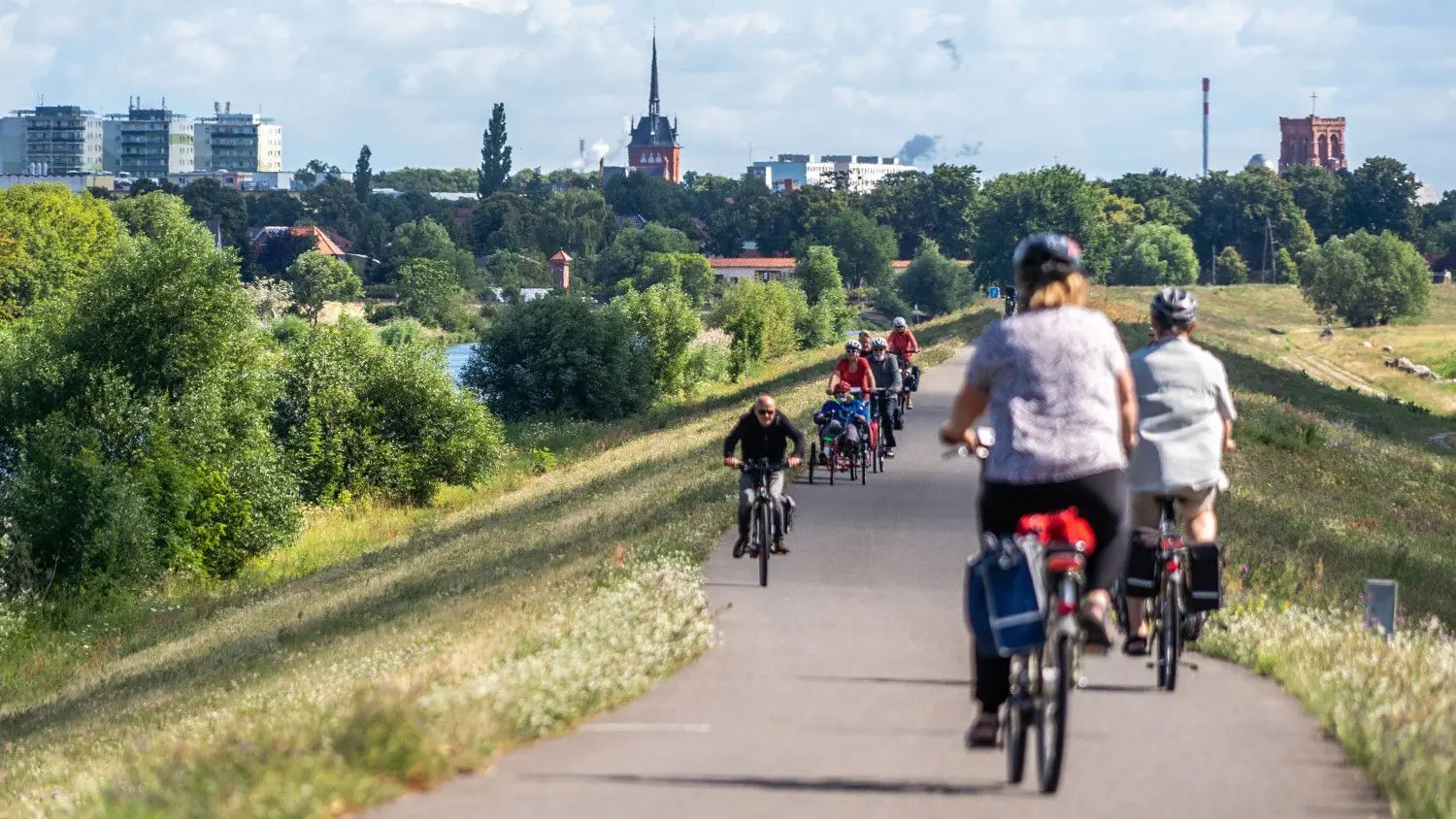 Eine Tour entlang des Oder-Deiches ist bei Radfahrern in der Uckermark sehr beliebt. Und das nicht nur bei Touristen, auch unter den Einheimischen ist der Deich sehr beliebt.