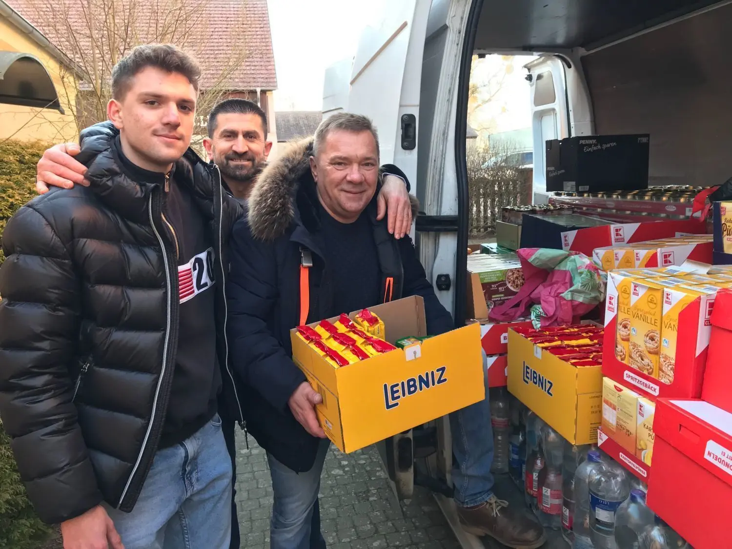 Der gebürtiger Ukrainer Gregorij Koch (rechts) aus Alt Ruppin hatte wenige Tage nach Kriegsbeginn spontan einen Hilfstransport nach Tscherkassy auf die Beine gestellt. Beim Einladen halfen sein Sohn Daniel Skichko und Abdulgani Turgut von Savarona (von links). Nun wird schon für den nächsten Transport gesammelt.