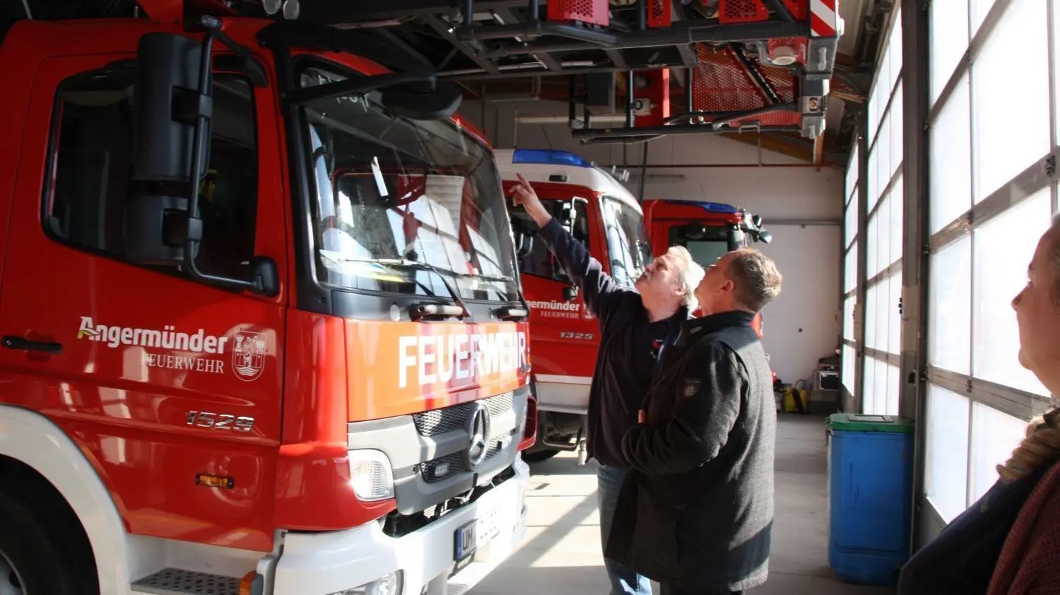 Technikschau im Gerätehaus der freiwilligen Feuerwehr Angermünde. Feuerwehrmann Roland Adam erklärt Andreas Lütcke von der VR-Bank die modernen Fahrzeuge.