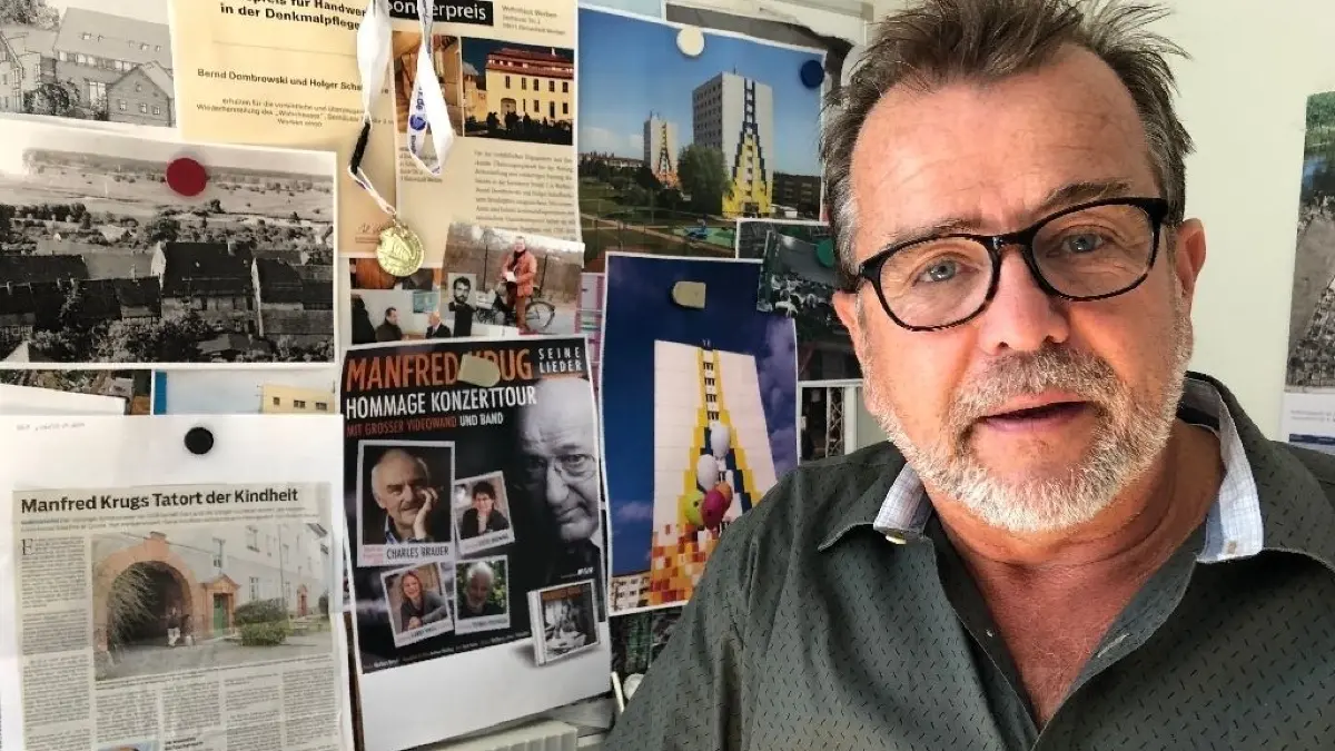 Die Pinnwand vom HWB-Chef Holger Schaffranke schmücken einige Erinnerungen an sein musikalisches Idol Manfred Krug. Jetzt sorgt er dafür, dass für den Schauspieler und Sänger in Hennigsdorf ein Ort der Erinnerung geschaffen wird.
Holger Schaffranke HWB Manfred Krug September 2019