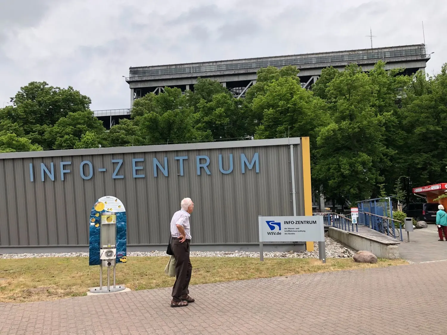 Am Infozentrum: Das Schiffshebewerk Niederfinow guckt hinter den Baumkronen hervor. Noch können es Besucher nur von unten bestaunen, doch das ändert sich in wenigen Wochen.