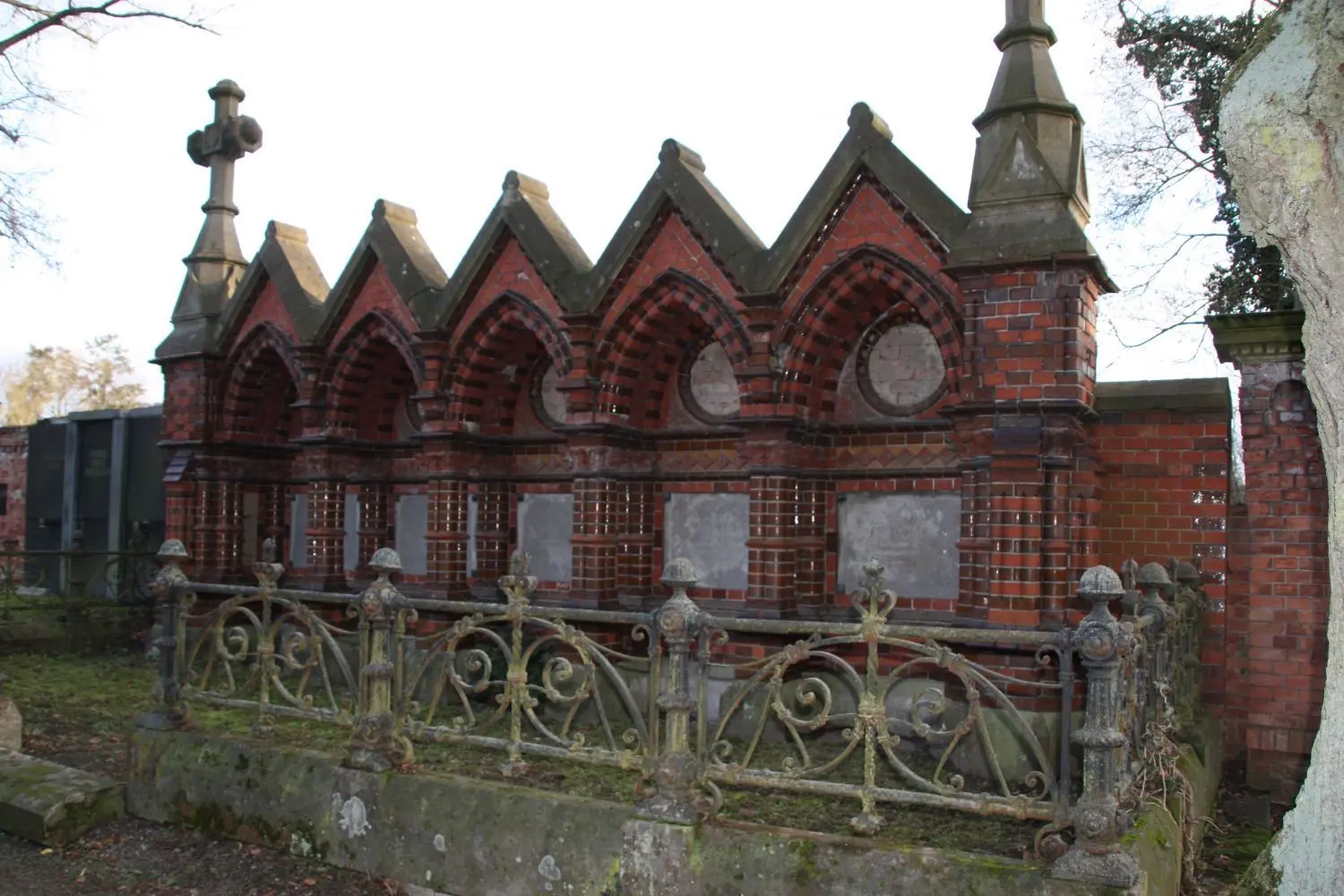 Historische Grabkultur: Für die denkmalgeschützten Mauergräber auf dem Friedhof Angermünde kann man Grabpatenschaften übernehmen und sie wieder nutzen. Damit versucht die Stadt, dieses Zeugen der Begräbniskultur zu erhalten.