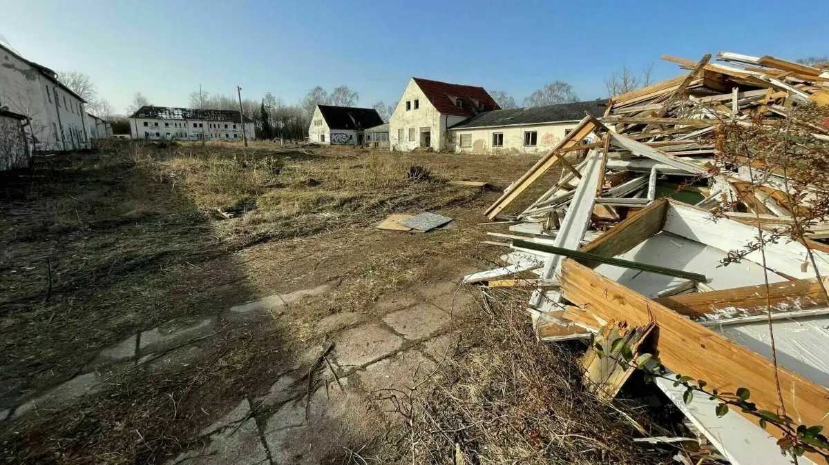 Vor gut einem Jahr wurde der Abriss des ehemaligen Johannesstifts an der Kremmener Straße in Velten abgeschlossen. Hier sollen Grundstücke nach dem Einheimischenmodell verkauft werden.
Johannesstift Velten Einheimischenmodell Februar 2021