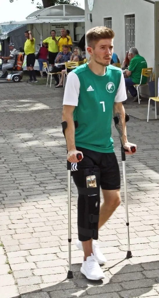 An Krücken: Tim Michel-Tiedtke kam trotz Verletzung zum Landsportfest.