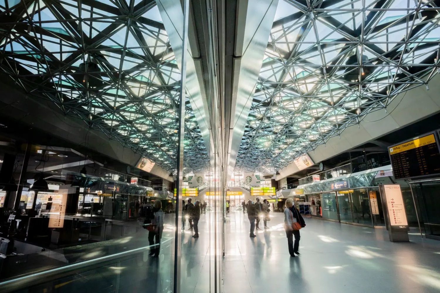 Passanten gehen am Flughafen Berlin-Tegel durch die Halle des Terminals A.