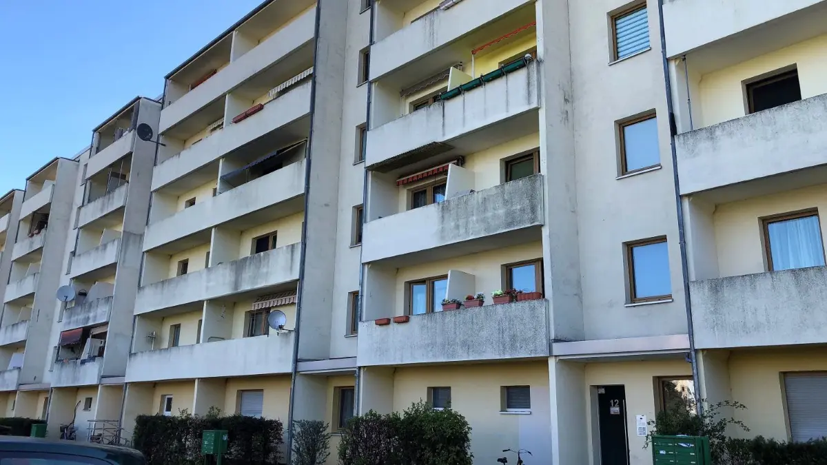 In einem Wohnblock in Eberswalde ist eine Babyleiche gefunden worden. Der Leichnam wurde obduziert.
Nauener Straße