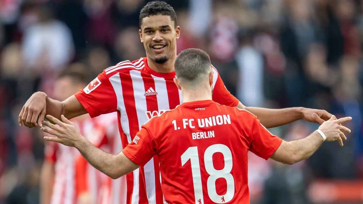 Danilho Doekhi (links) und Josip Juranovic feiern den 2:0-Sieg des 1. FC Union Berlin gegen Eintracht Frankfurt.