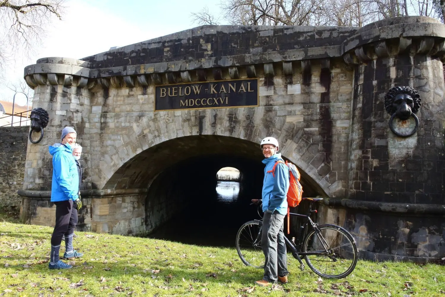 Kurze Rast am Bülow-Kanal-Portal