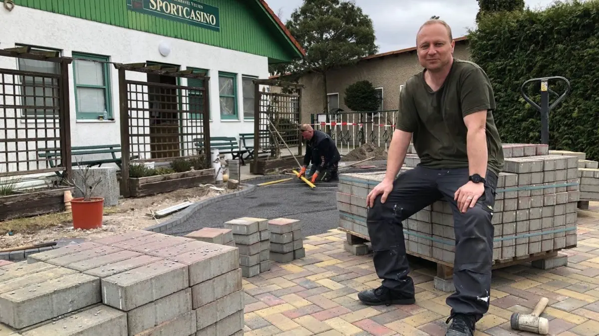 Der Sportplatz des SC Oberhavel Velten ist für Marcel Siegert fast so etwas wie sein zweites Wohnzimmer. Jetzt will er auch die gute Stube des SCO - das Sportcasino - wiederbeleben.
Sportcasino 1420 Velten SC Oberhavel Velten Marcel Siegert mietet Sportcasino von Stadt Velten März 2022