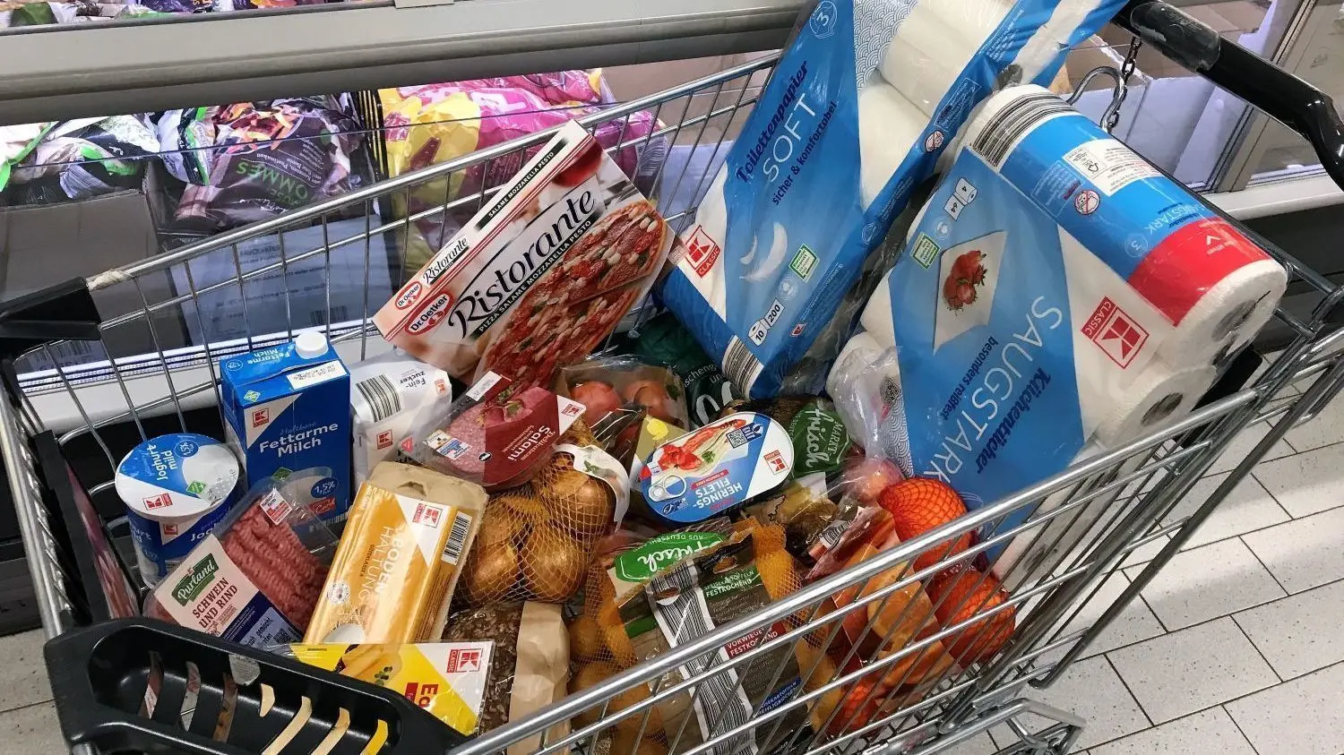 Und welche Preise gelten in Deutschland? Unser Vergleichwarenkorb im Supermarkt von Kaufland.