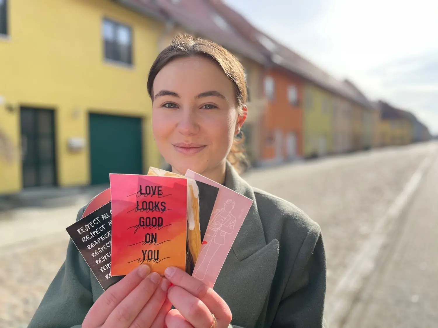 Feminismus durch Sticker-Aktivismus: Ira Helten zeigt eine Auswahl ihrer Sticker, mit denen die Viadrina-Studentin eine eigentlich ganz simple Nachricht schicken will.