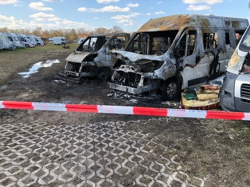 Ausgebrannt: traurige Überreste von Wohnmobilen nach einem Feuer im Hönower Caravancenter am Wochenende. Von anderen Fahrzeugen blieben nur noch wenige Metallteile.