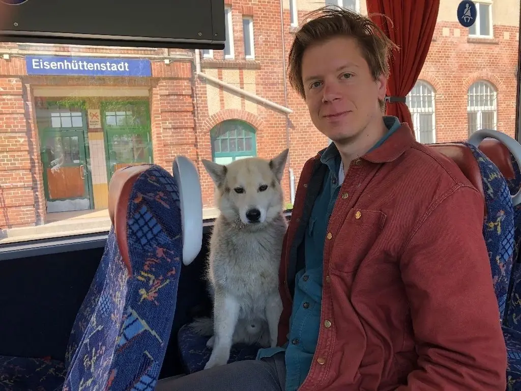 Husky im Schlepptau: Mit seinem Hund fährt Andrew Munn derzeit täglich zu den Proben des Musikfestivals Oper Oder-Spree.