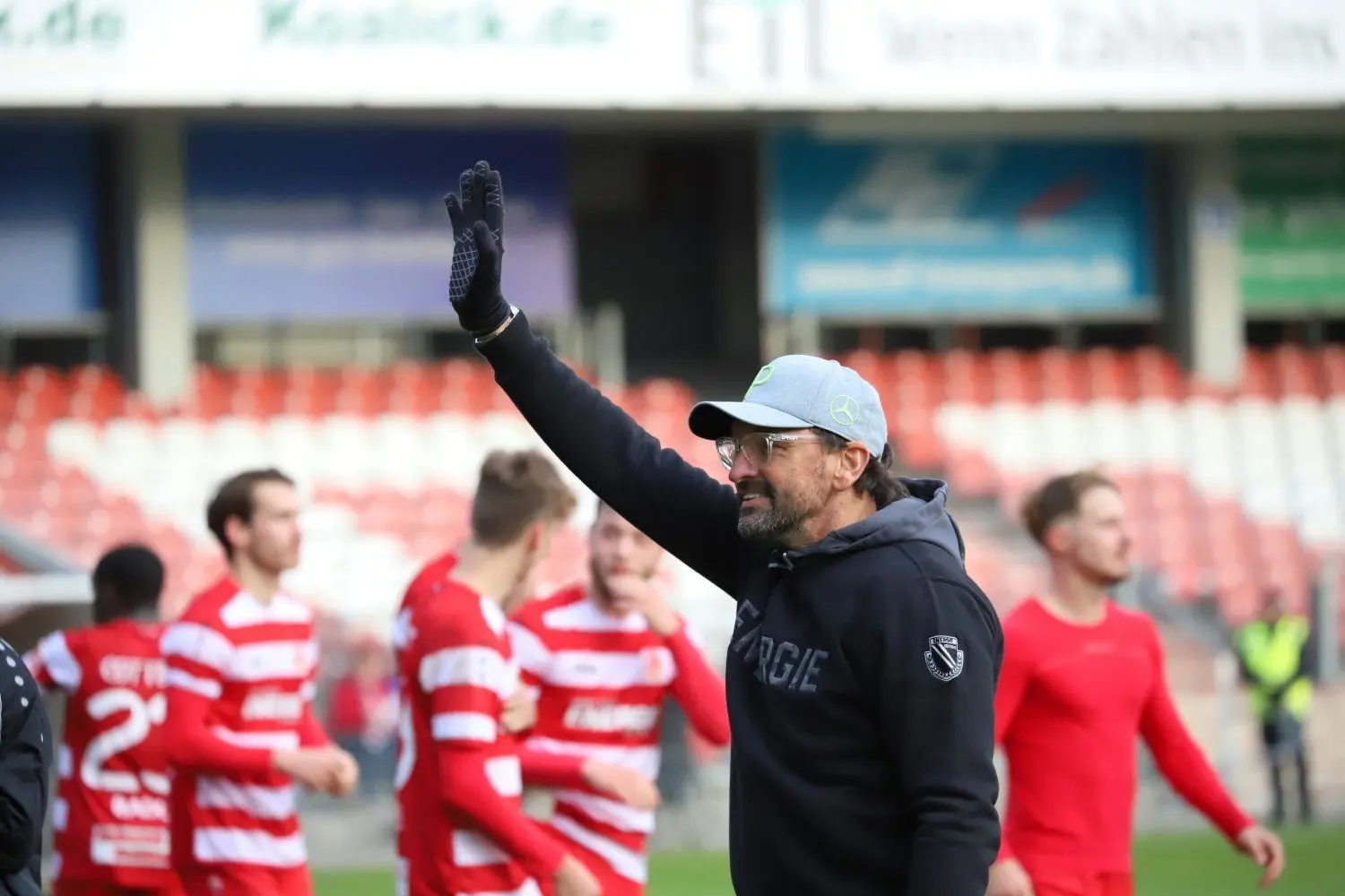 Ab ins Halbfinale: Obwohl Viertligist, spielte Energie Cottbus in der Runde der letzten Acht daheim gegen Fortuna Babelsberg. Den Landesligisten bezwang die Elf von Trainer Claus-Dieter Wollitz (im Bild) mit 8:0.