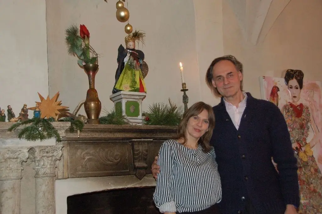 Weihnachten im Schloss Neuenhagen: Christina Bohin und Andreas Unterberger, Eigentümer des Gebäudes, vor dem Neuenhagener Jesulein, das seit sechs Jahren in der Vorweihnachtszeit immer auf dem Kamin steht.